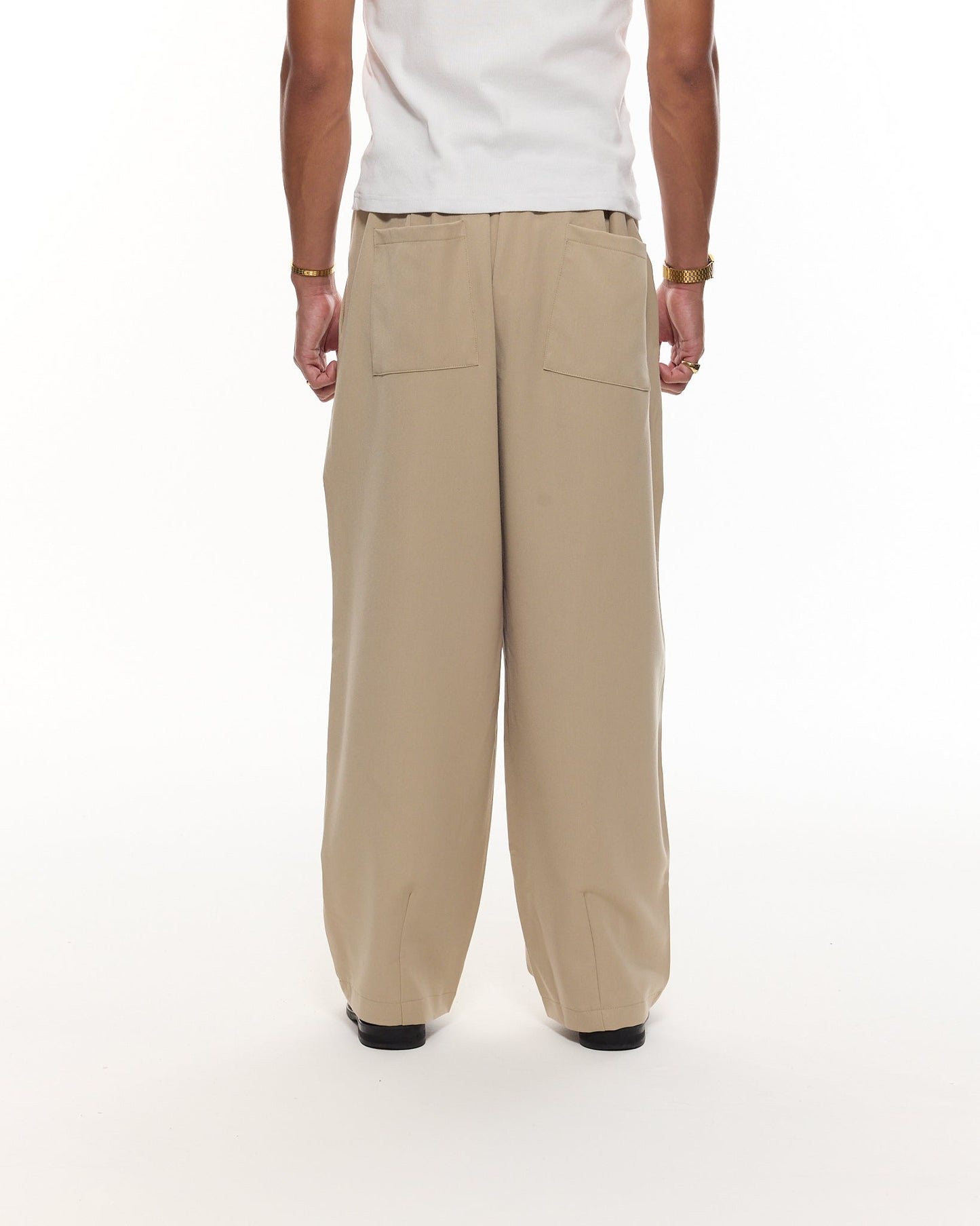 PLEATED PANTS – SAND