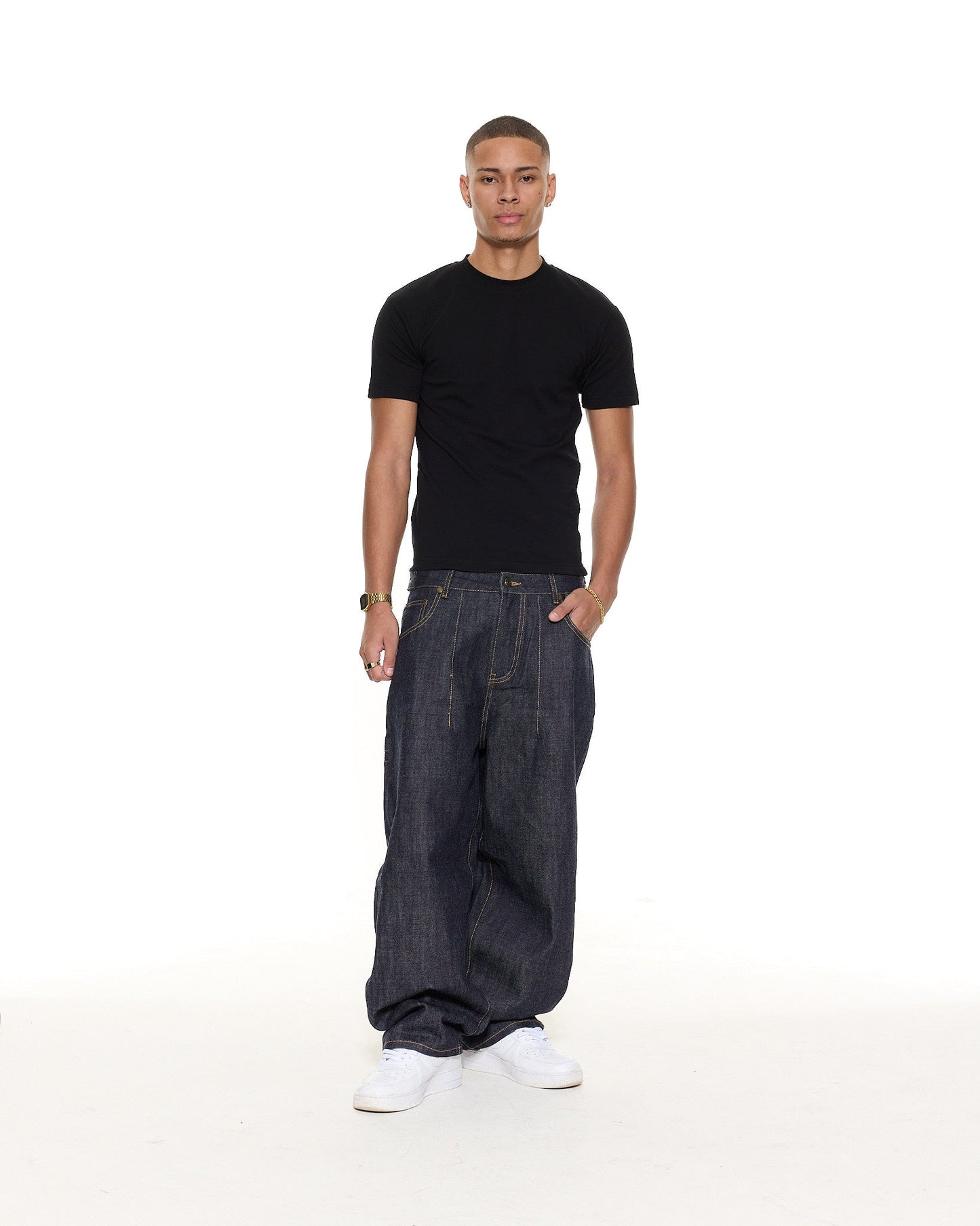 FITTED T-SHIRT – BLACK