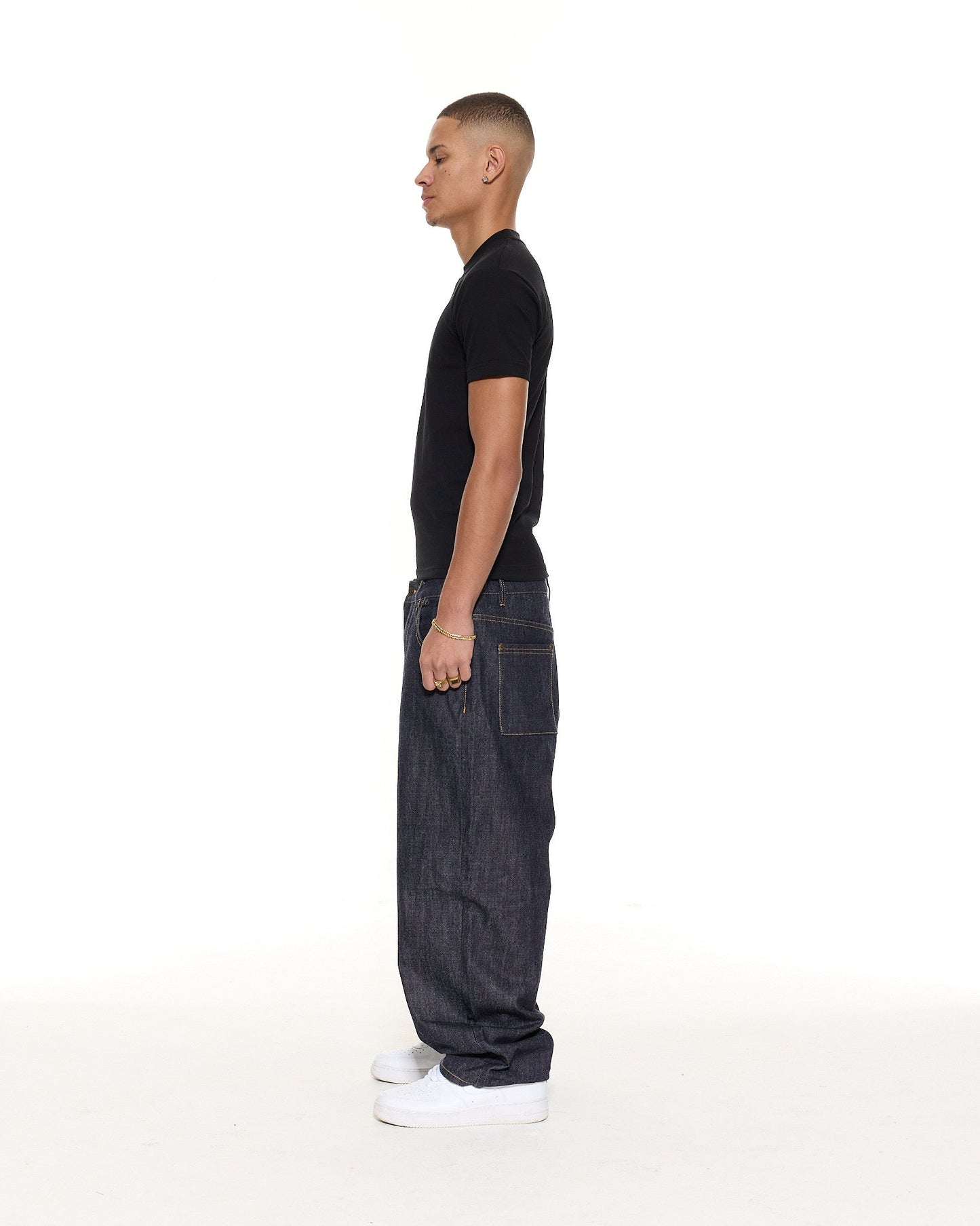 FITTED T-SHIRT – BLACK