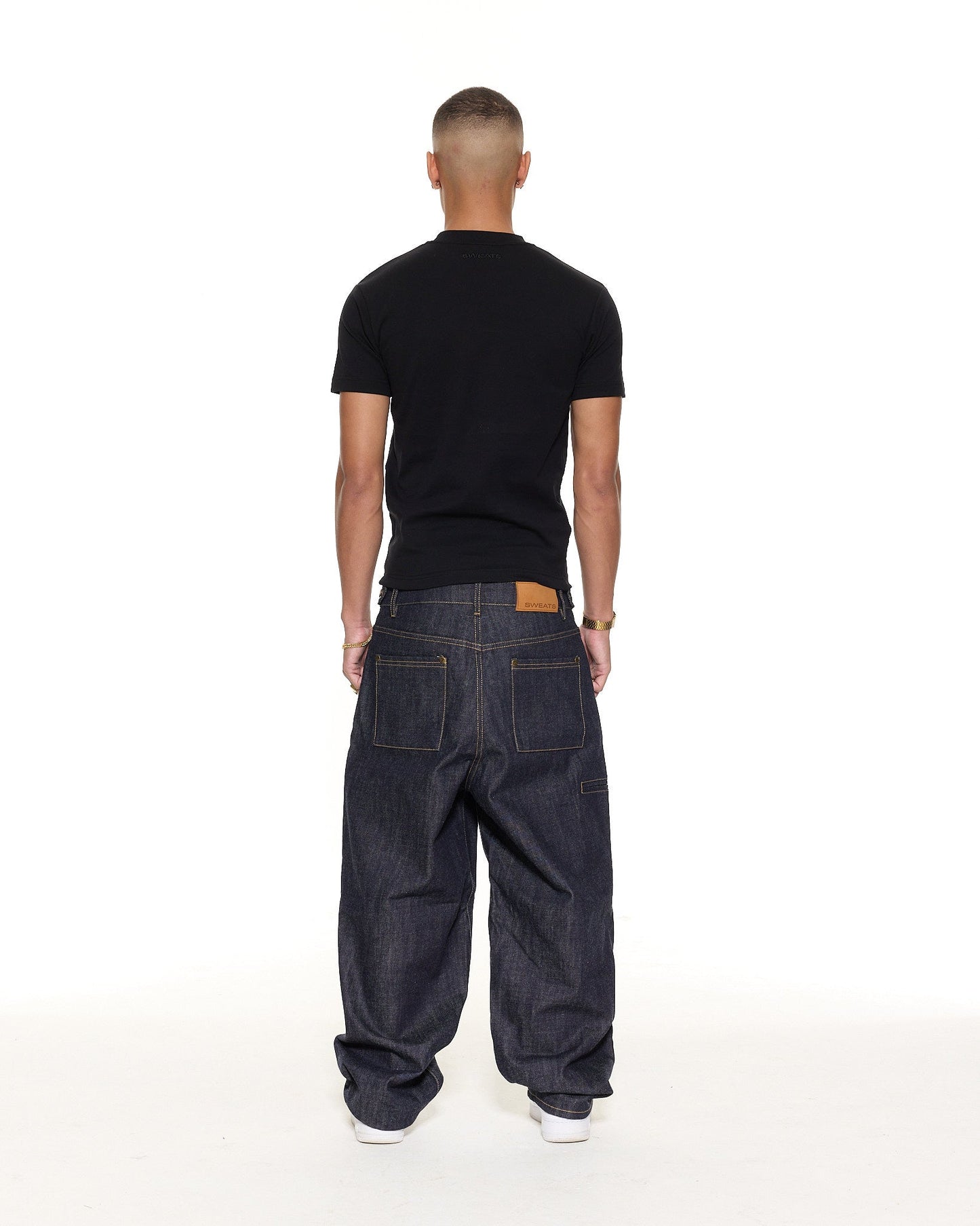 FITTED T-SHIRT – BLACK