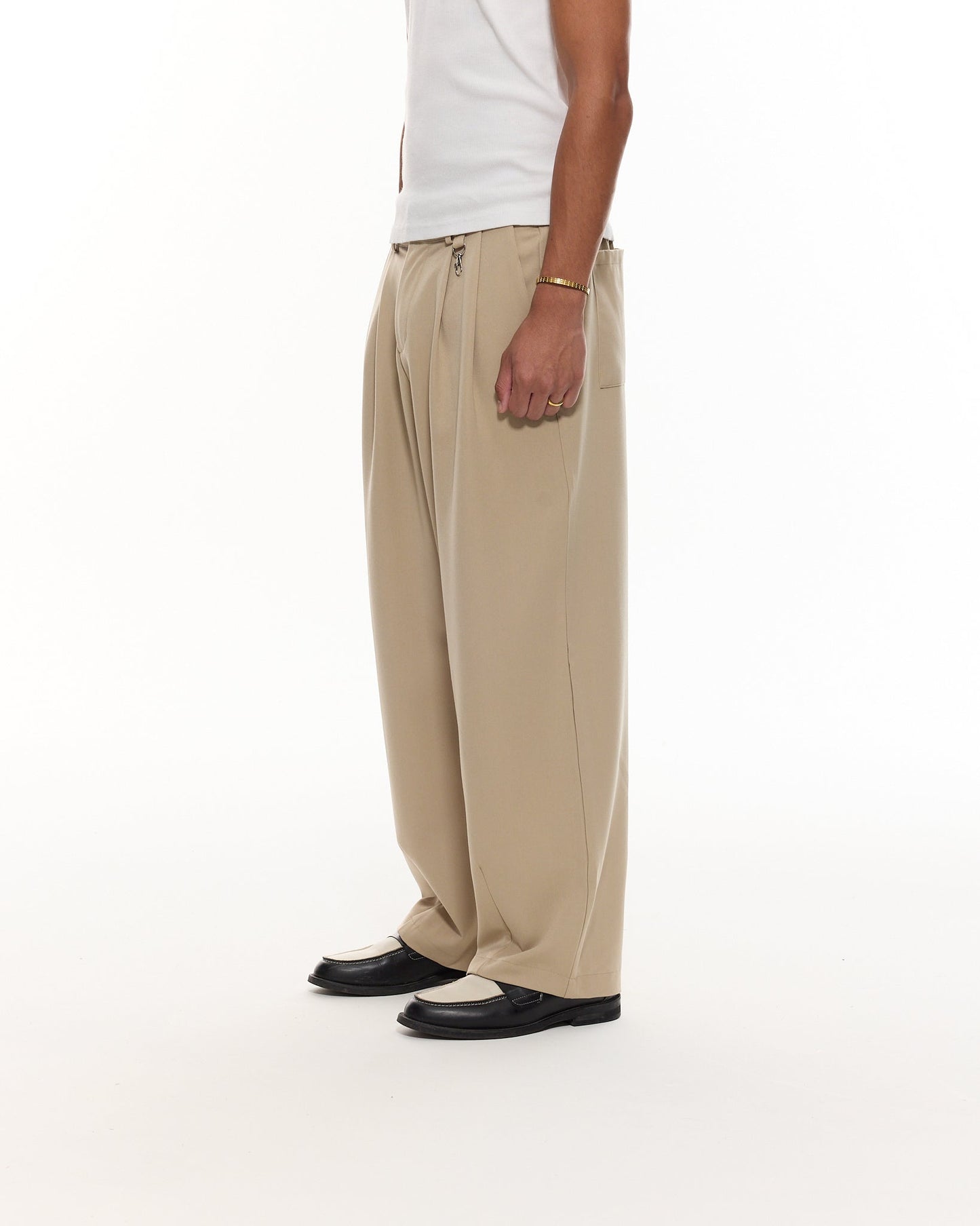 PLEATED PANTS – SAND