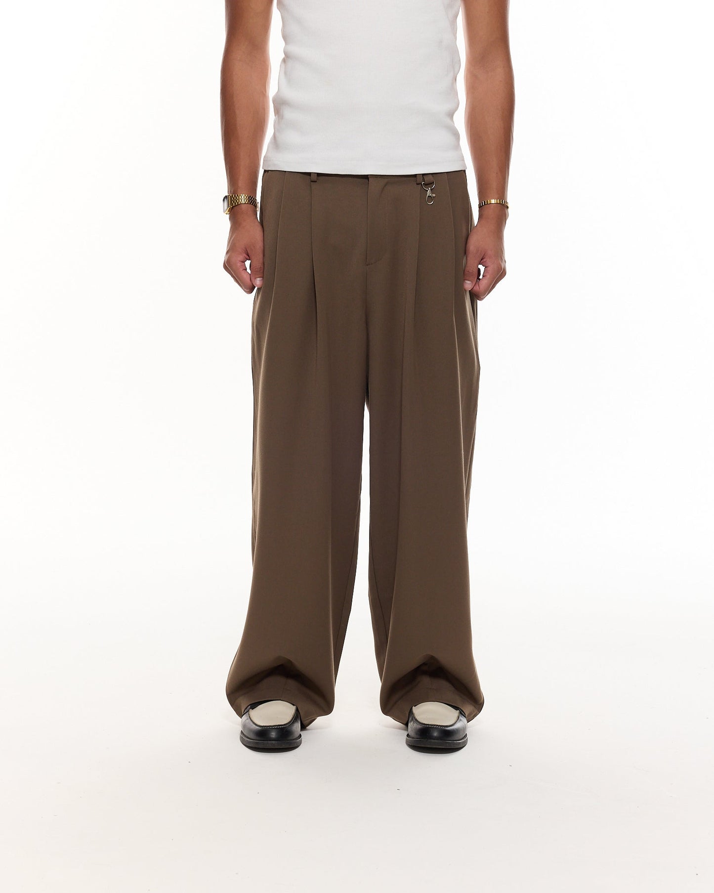 PLEATED PANTS – BROWN
